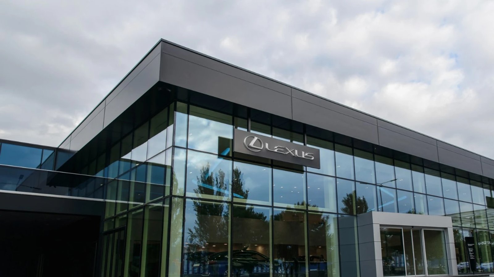 Будівництво автомобільних салонів Lexus і Toyota